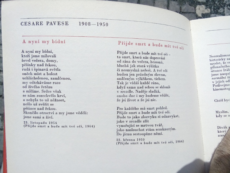 Pagina con due testi di poesie di Cesare Pavese tradotte in ceco.