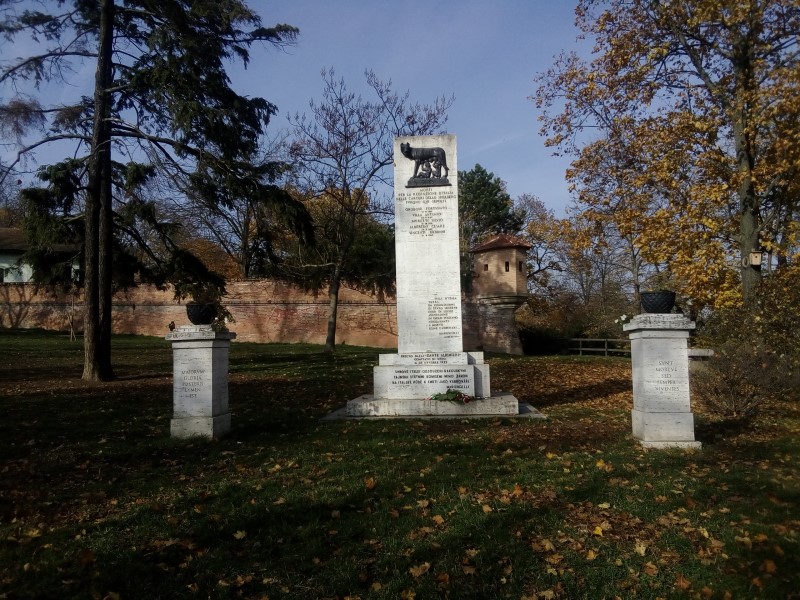 Tre cippi in marmo. Quello al centro e piú alto ha in cima la lupa capitolina.