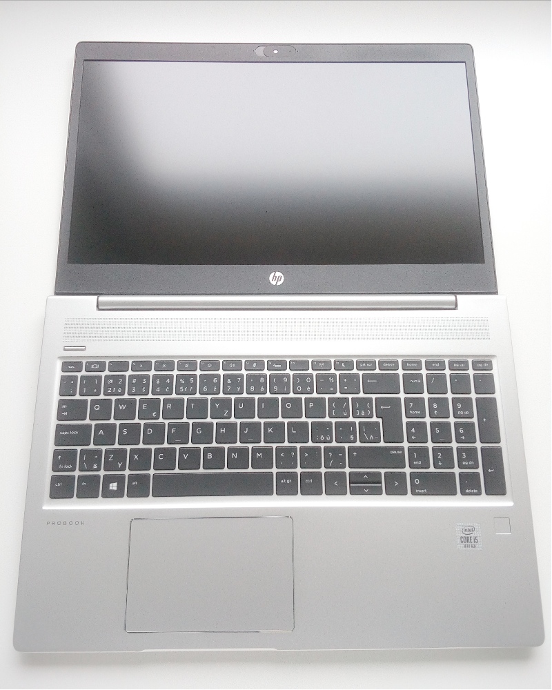 Laptop HP ProBook 450 G7 aperto a 180°.