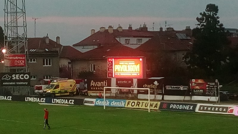Tabellone dello stadio, con scritta celebrativa „PRVOL1GOVÍ“.