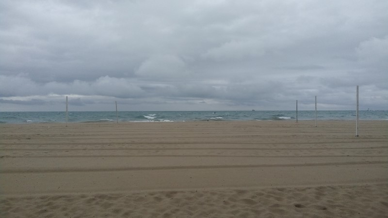 Il cielo coperto, il lago Michigan in tempesta, e la spiaggia pettinata.