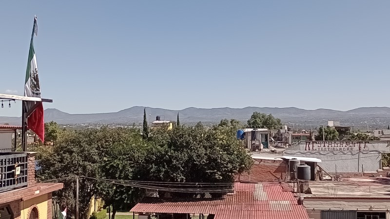 Veduta della brulla valle, con bandiera messicana in un angolo.