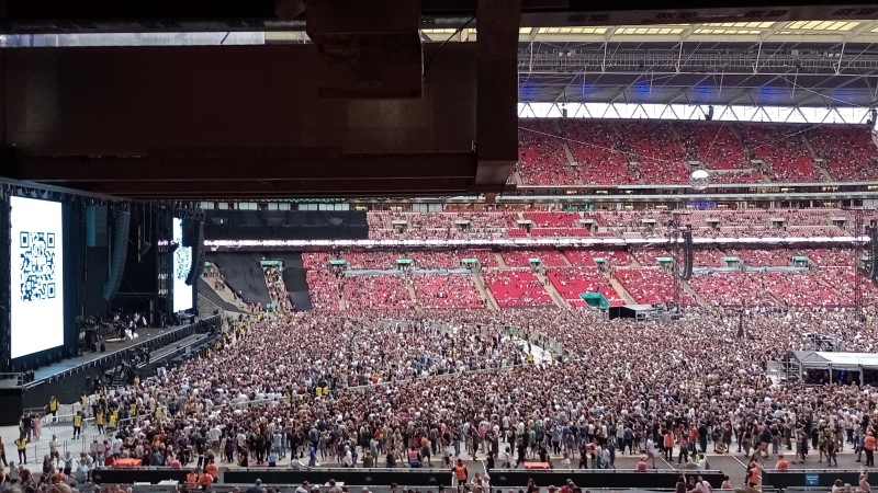 Interno dello stadio di Wembley prima dell’inizio del concerto. La platea è già affollata, gli spalti sono semivuoti.